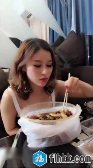 姐夫不要姐姐要回来了,混血网红精彩演绎吃了加料的麻辣烫和姐夫在客厅玩[1V]-福利好好看