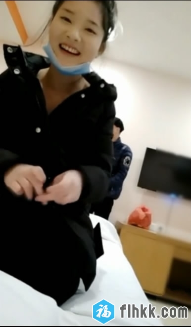 专门玩户外直播的年轻女主播柠檬坐着滴滴酒吧门口守株待兔勾引几个无业小流氓宾馆开房啪啪啪直播对白清晰[567MB]-福利好好看