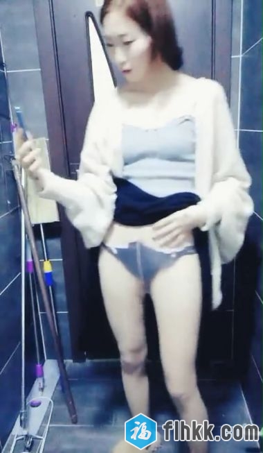 真大胆,白嫩大长腿美女网吧大厅勾引陌生男,担心被发现2人到厕所男太激动把美女的丝袜都撕破了[593.8M]-福利好好看
