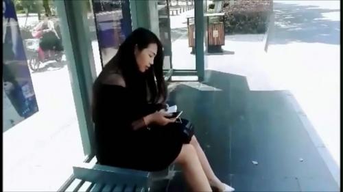 深圳上班的气质漂亮打工妹等公交车时被老外搭讪套路后带回家啪啪-福利好好看