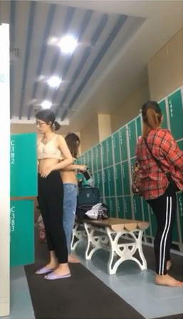 女主播偷偷潜入海边浴场更衣室偷拍各种妹子尽收眼底[1V]-福利好好看
