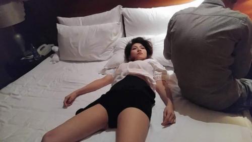 高颜值短裙美女参加公司聚餐后在KTV玩得太海喝多了被男同事偷偷带到酒店啪[1V]-福利好好看