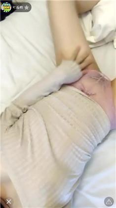 主播靓丽的小妹妹躺在床上直播间露出大咪咪，好大-福利好好看
