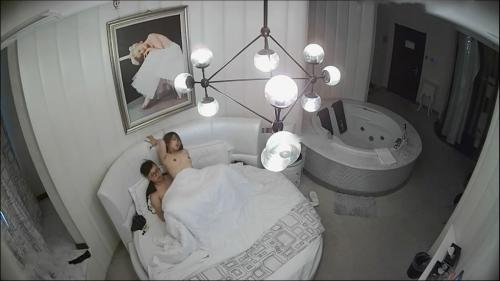 短发美女情人啪啪男的接女友电话美女很亢奋自己扭动操男的讲电话-福利好好看