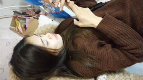 朋友家串门时趁朋友不在勾引正在玩电脑的漂亮小嫂子全程淫语对白-福利岛