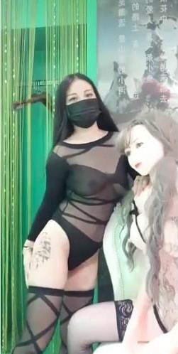 手机直播骚气大胸女主播穿著性感玩弄充气娃娃[1V]-福利好好看