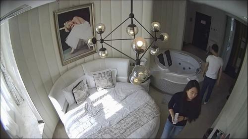 紧身牛仔裤美女酒店私会迫不及待扒掉裤子连操2次一直说轻点轻点-福利好好看