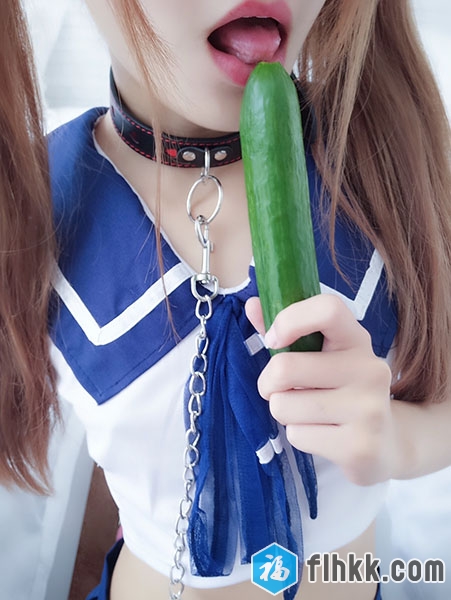 微博网红少女软萌萝莉小仙露半脸 学生制服诱惑用黄瓜插入白白嫩嫩的小穴自慰高潮出白浆后舔黄瓜[307M]-福利好好看