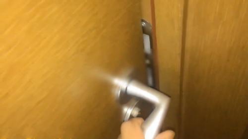 对白搞笑淫荡剧情演绎渣男下班饥渴难忍待女友专心追剧偷偷遛到隔壁房间把正在休息的女友闺蜜给啪啪了很刺激-福利好好看
