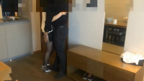 对白搞笑淫荡剧情演绎渣男下班饥渴难忍待女友专心追剧偷偷遛到隔壁房间把正在休息的女友闺蜜给啪啪了很刺激-福利好好看