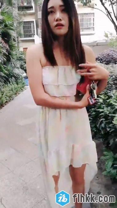 性感网红美女下楼取快递时故意找借口把快递员骗到房间说:我一个人住,好想让男人操我,好深啊,操死我,射逼逼里!-福利好好看