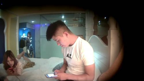 特色酒店偷拍单眼皮猥琐男和纹身漂亮妹子把闺蜜支走后啪啪草到妹子表情销魂-福利好好看