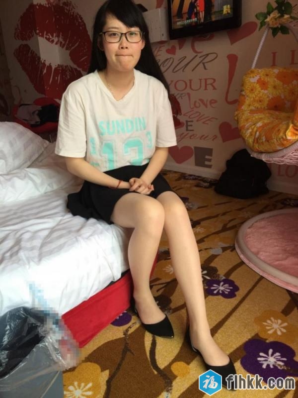 度娘盘最新泄漏眼镜学生情侣淫乱私生活外表看似素雅单纯妹骨子里这幺淫荡能给自己玩的淫叫不止很会吃屌国语对白-福利好好看