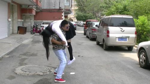 艺校美女小花在家里楼下溜达被人贩子麻老四迷倒卖之前自己先享受一番720P高清无水印-福利好好看