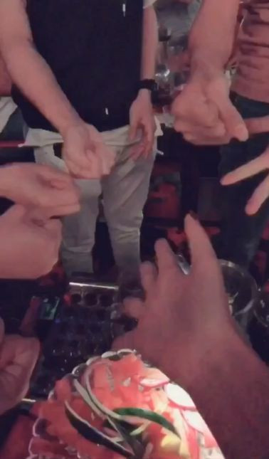气质性感的极品美女和几个朋友酒吧聚会,喝多了被大屌男三言两语哄到卫生间自己脱掉丁字裤求操,粉嫩小逼,国语!-福利好好看