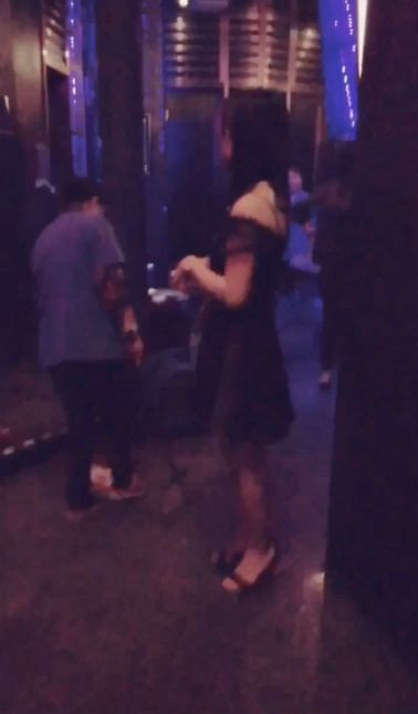气质性感的极品美女和几个朋友酒吧聚会,喝多了被大屌男三言两语哄到卫生间自己脱掉丁字裤求操,粉嫩小逼,国语!-福利好好看