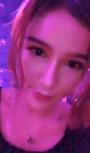 气质性感的极品美女和几个朋友酒吧聚会,喝多了被大屌男三言两语哄到卫生间自己脱掉丁字裤求操,粉嫩小逼,国语!-福利好好看