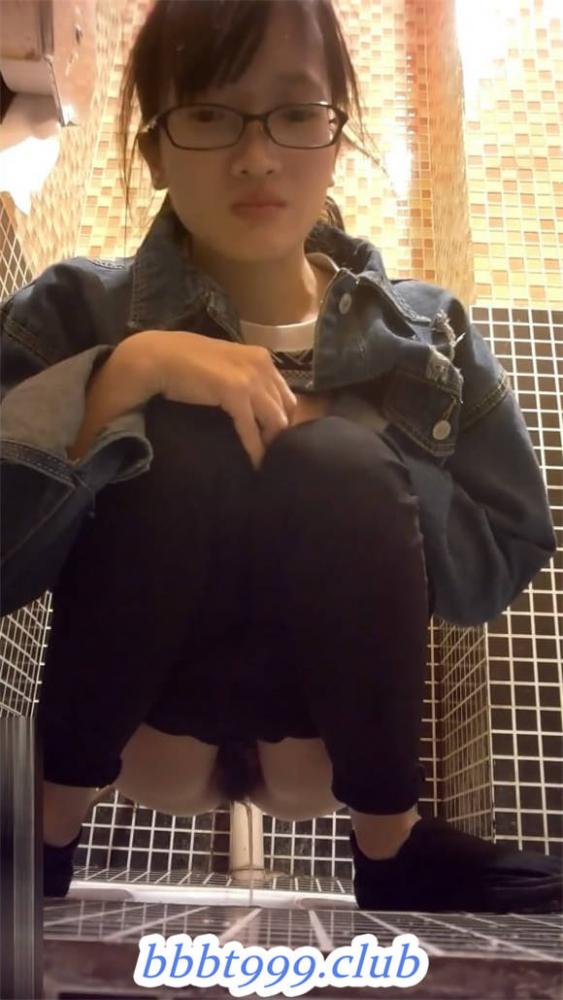 外站流出云上会所高清系列牛仔服眼镜妹样子挺招人喜欢-福利好好看
