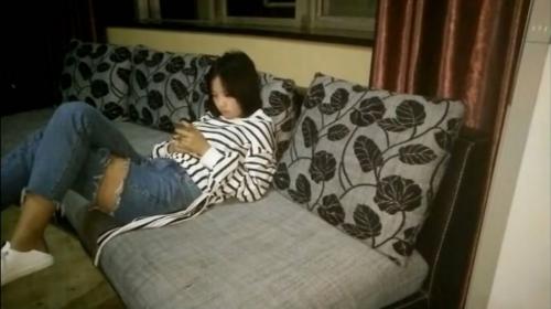 99年水嫩漂亮的大学美女和男友逃课出来酒店啪啪,小逼粉嫩肥厚,毛毛稀疏,操她时还有点害羞装玩手机,真嫩![498MB/MP4]-福利好好看