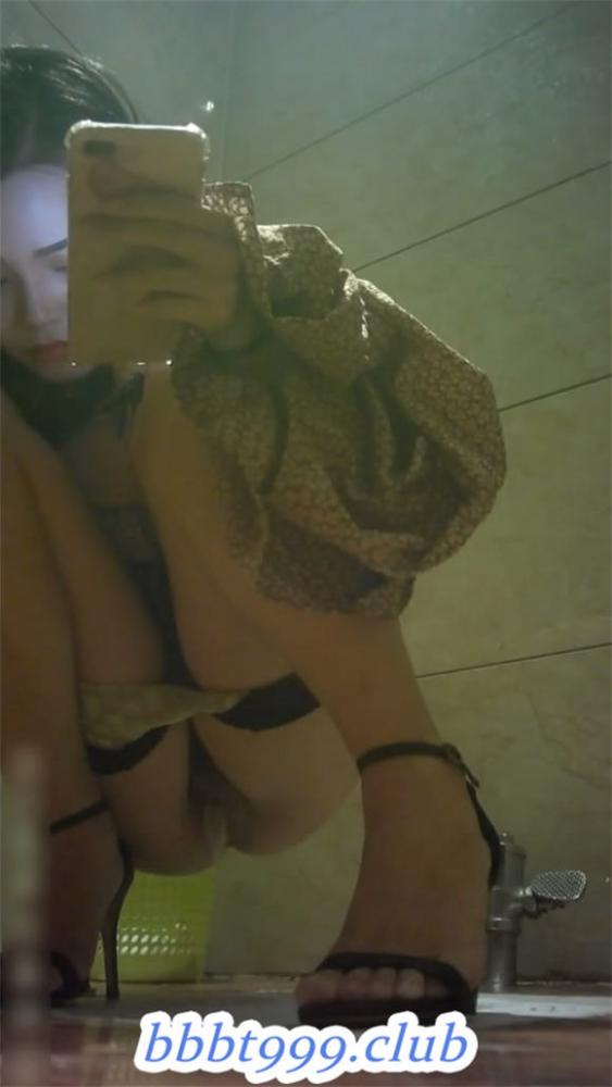 外站最新流出云上会所高清系列几个制服服务员妹子轮着上厕所-福利好好看