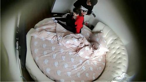 宾馆偷拍白嫩漂亮的良家人妻和男网友见面被带到宾馆要求啪啪,美女不愿意被扒掉衣服连扣带操干的高潮不断!-福利好好看