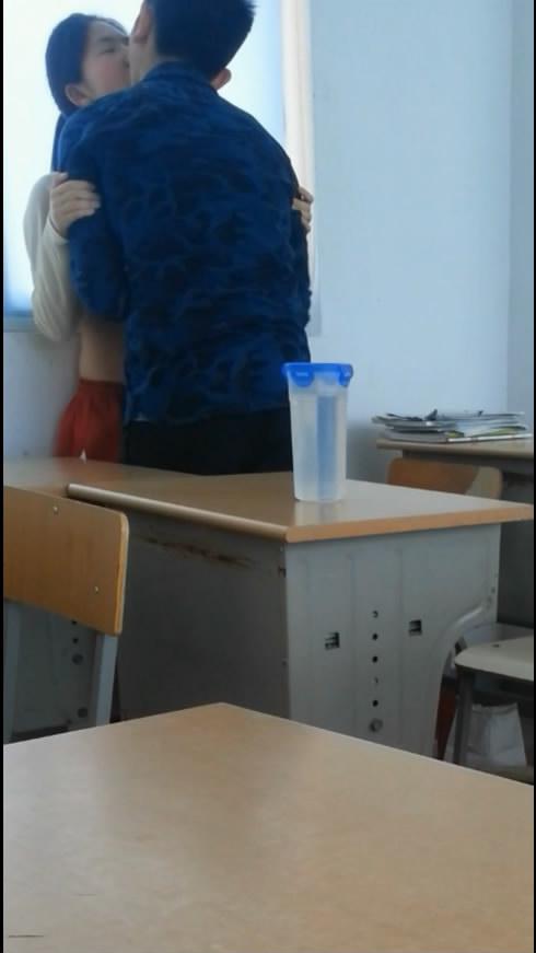胆子是真大！某技校年轻小情侣放学不走在教室里啪啪还他妈的脱光了干边干嘴里还振振有词我服了不怕被同学撞见-福利好好看
