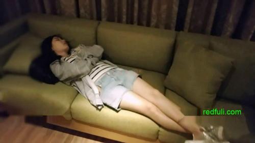 女神级美乳短裤靓妹和室友一起给男友庆祝生日都喝多了到酒店休息后在沙发上干完女友趁机把她室友也操了!-福利好好看
