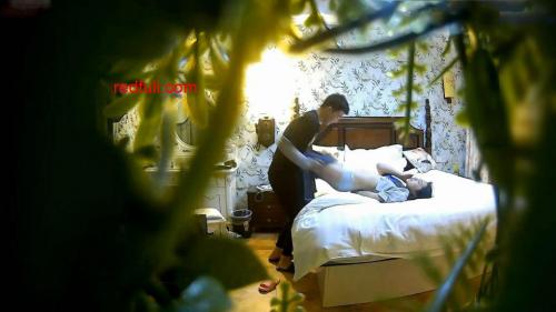 年轻漂亮的翘臀短发美女还在接男友电话就被小情人拉掉裤子各种高难度姿势猛插,阴毛旺的像森林一样.国语!-福利好好看