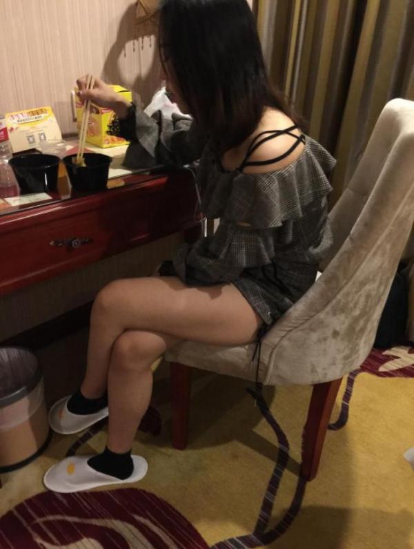 《新年巨献第三弹！史上最牛真实下药原创作品，女仆装情趣内衣妹子暴力玩》花式操玩啪啪、网袜长腿、恋足玩脚19P+7V-福利好好看