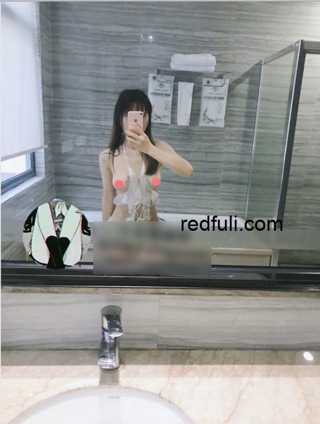 自购首发- Pr 社-少女枪械师最新Vip会员资源：浴缸刺激+裙子后入+狐狸尾巴-福利好好看