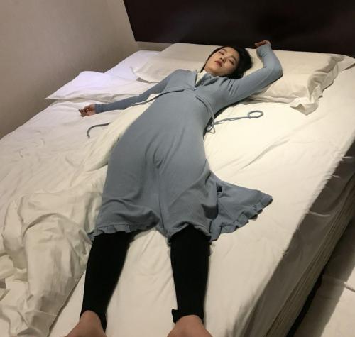 可爱妹子被下药**后翻眼玩胸玩**无知觉 6V-福利好好看