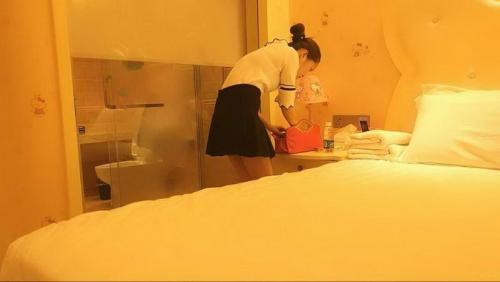 豪华酒店大D哥1000元选了位刚来兼职的漂亮美女还会倒挂金钩[1V]-福利好好看