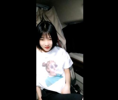 年轻漂亮小嫩妹在车里和炮友车震直播妹子清纯可爱咬PP-福利好好看