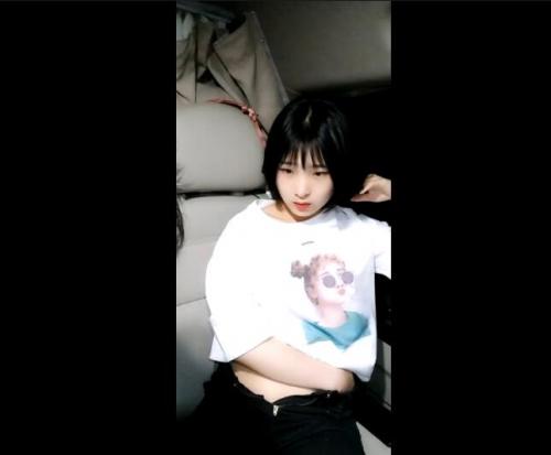年轻漂亮小嫩妹在车里和炮友车震直播妹子清纯可爱咬PP-福利好好看