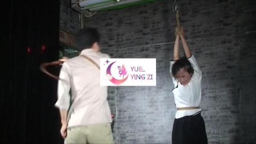 玻璃社区绳艺流出，女学生被捕紧缚押解老虎凳鞭打，夹脚趾1V--福利好好看