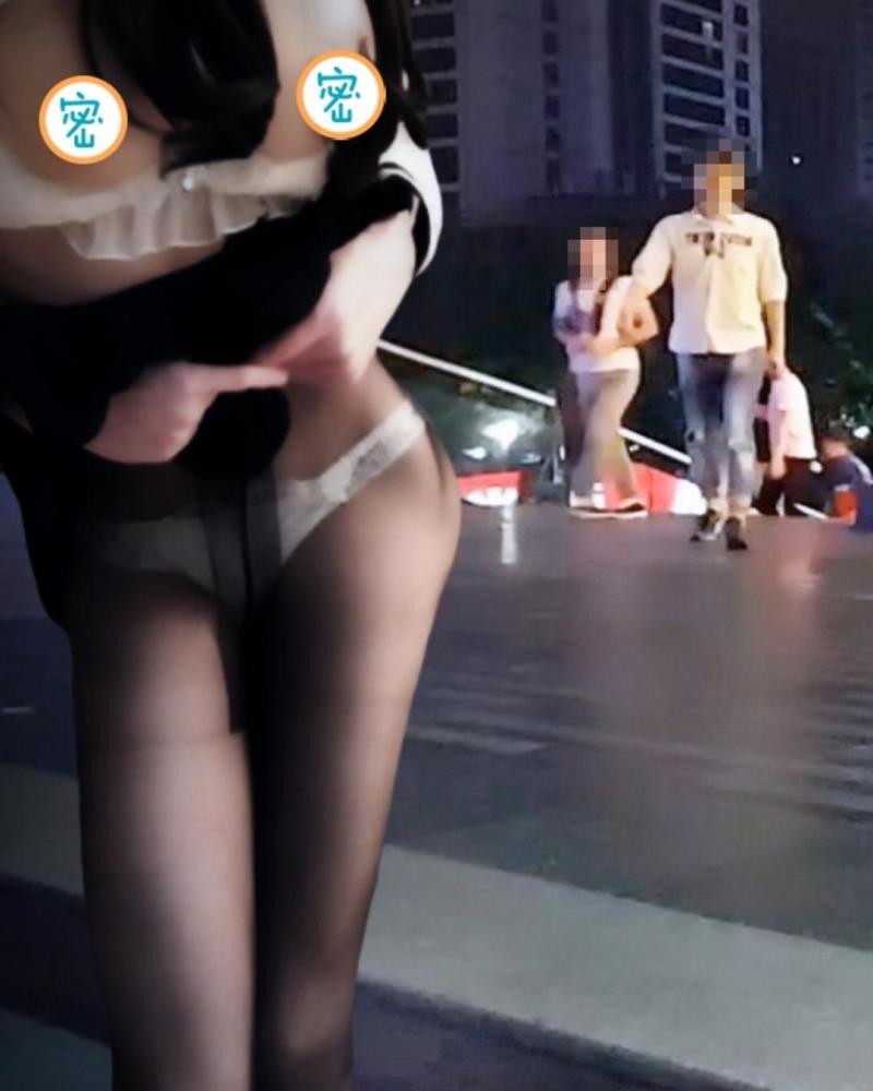 不看后悔！萌汁黑丝街头露出，被人发现18套[1.4g]-福利好好看