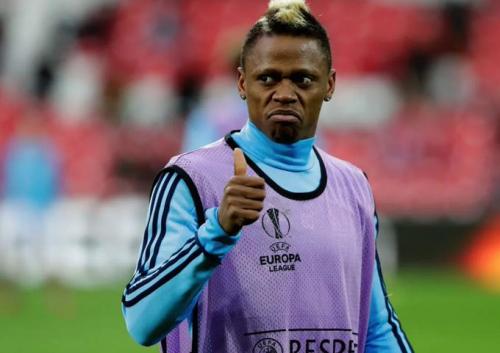 足球明星《Clinton NJie》手滑直播啪啪啪：原来是队友老婆帮口爱！-福利好好看