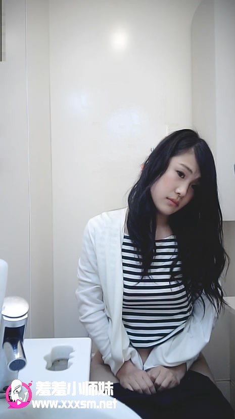 最新流出角度正点偸拍美女如云高级餐厅各种风格气质美女方便牛仔背带裤靓姐姐擦BB-撸先生