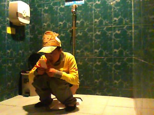 震憾首发—厕所偷拍连锁机构饥渴的手淫妹子看片自慰高潮-福利好好看