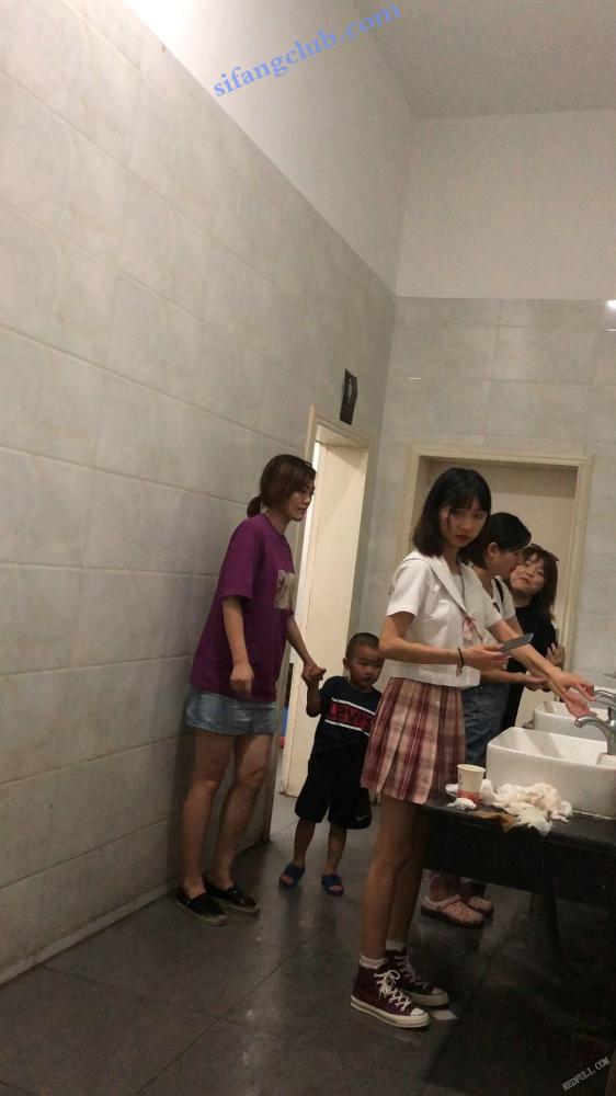 厕拍美女系列 3 上个月新鲜出炉,超清原档!欲购从速!-福利岛