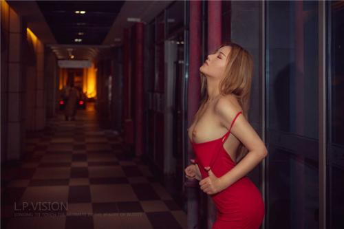 唯美摄影师L.P.VISION众筹作品集之海洋馆大尺度露出拍摄 小姐姐展现完美身材 [378MB/MP4+JPG]-福利好好看