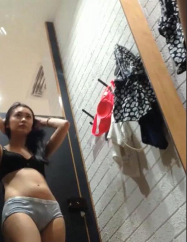 广州白马商场试衣间偷拍模特身材美女试穿新文胸-撸先生