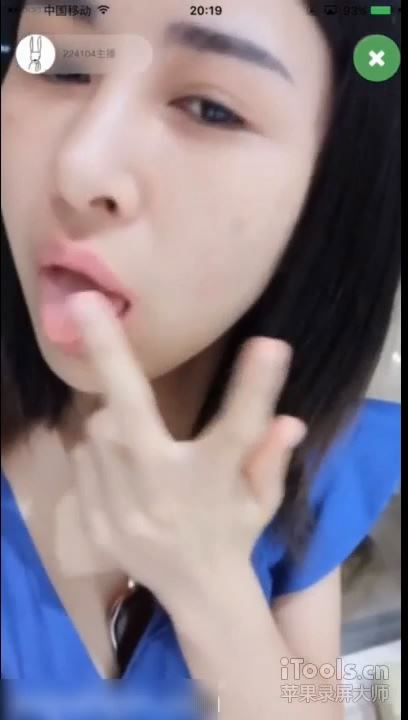 直播大秀录制专区大胆女主播在机场候机大厅等飞机被狼友忽悠玩露出真牛逼把内裤都脱了拿出来舔 原版高清-福利好好看