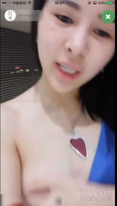 直播大秀录制专区大胆女主播在机场候机大厅等飞机被狼友忽悠玩露出真牛逼把内裤都脱了拿出来舔 原版高清-福利好好看