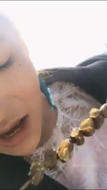 国产达人自拍专区东北口音长得像谢娜的女主播在游乐园吃着撸串玩露出反正我看着也是直接撸-福利岛