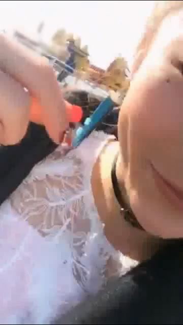 国产达人自拍专区东北口音长得像谢娜的女主播在游乐园吃着撸串玩露出反正我看着也是直接撸-福利好好看