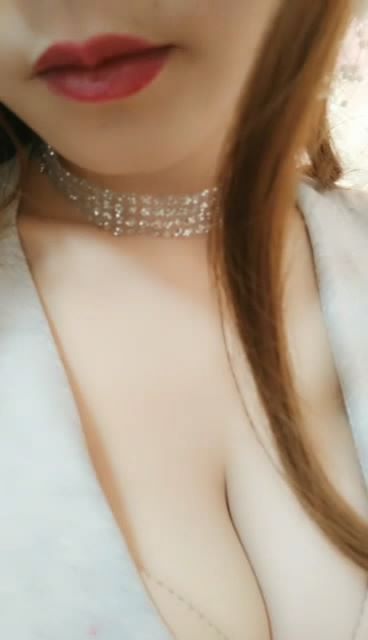 直播大秀录制专区颜值还算可以的小仙女穿的衣服非常诱惑，沟很深黑丝情趣，火辣热舞还会电臀，自慰蝴蝶逼呻吟浪叫不断-福利好好看