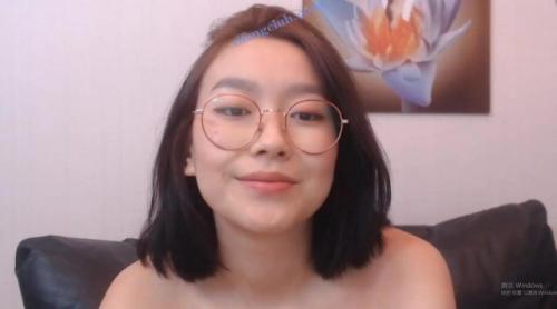 戴眼镜的妹子lola_cez-全裸假鸡巴摩擦跳蛋自慰高潮大秀-福利好好看
