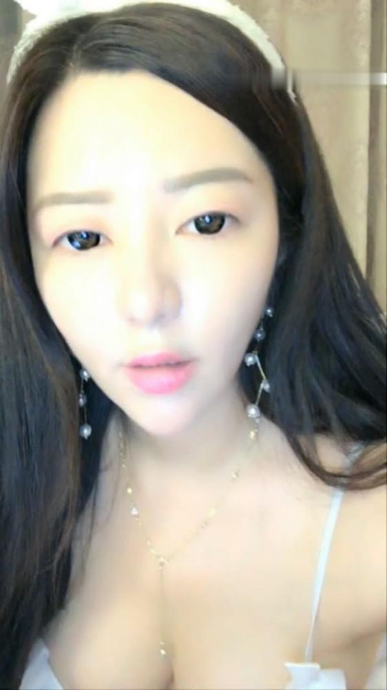 丰满长发美女主播镜头前现场表演跳蛋插逼自慰 呻吟淫水泛滥 逼逼得被玩黑了，阴毛相当茂密 对白淫蕩-福利好好看
