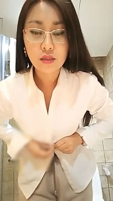 戴着眼镜很有御姐范的网红主播铁锤妹妹和姐夫开房啪啪对白清晰-福利好好看